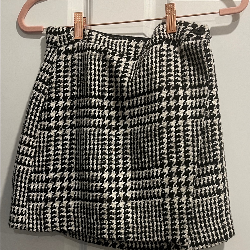 Forever 21 Black and White Houndstooth Mini Skirt
